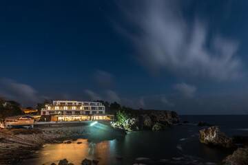 Фото номера Двухместный номер с 1 кроватью и балконом, вид на море Отель Hotel Tyulenovo г. Тюленово 4