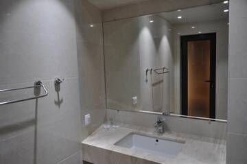 Фото номера Двухместный номер с 1 кроватью и балконом, вид на море Отель Hotel Tyulenovo г. Тюленово 64