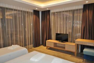 Фото номера Стандартный трехместный номер с балконом и видом на море Отель Hotel Tyulenovo г. Тюленово 11