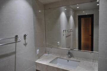 Фото номера Двухместный номер с 1 кроватью и балконом, вид на море Отель Hotel Tyulenovo г. Тюленово 16