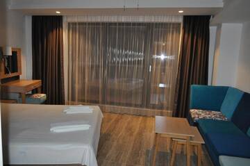 Фото номера Двухместный номер с 1 кроватью и балконом, вид на море Отель Hotel Tyulenovo г. Тюленово 14
